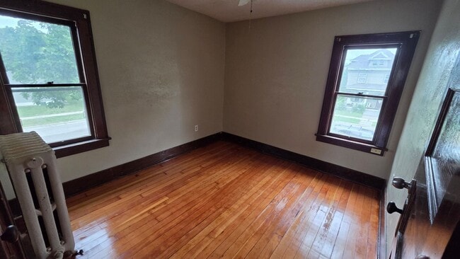 Building Photo - 4 bed 2 bath home
