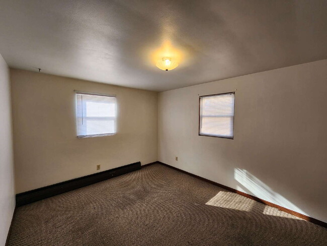 Building Photo - Lower level 1 bedroom $695/monthly