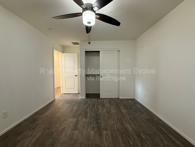 Building Photo - 2212 E Hidalgo Ave