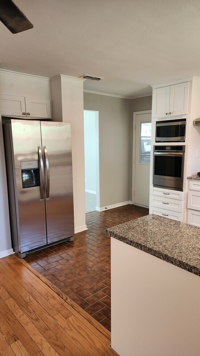 Building Photo - 3114 Tanglewood Dr