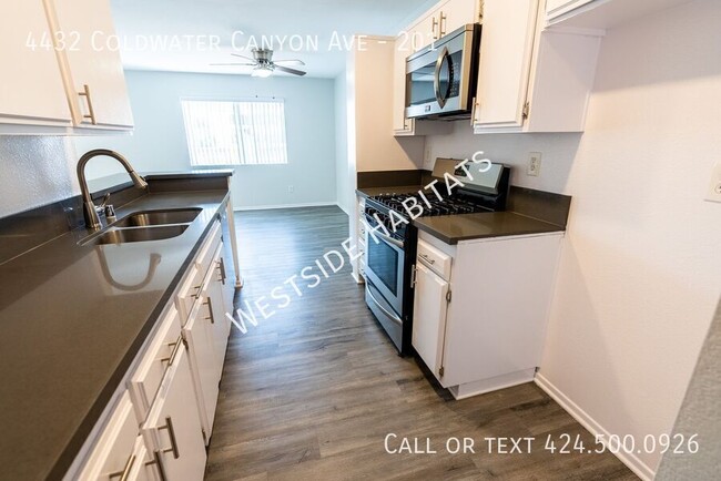 Building Photo - Gorgeous NEWLY RENOVATED apartment with a ...