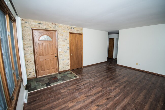 Building Photo - 2142 Woodlawn St