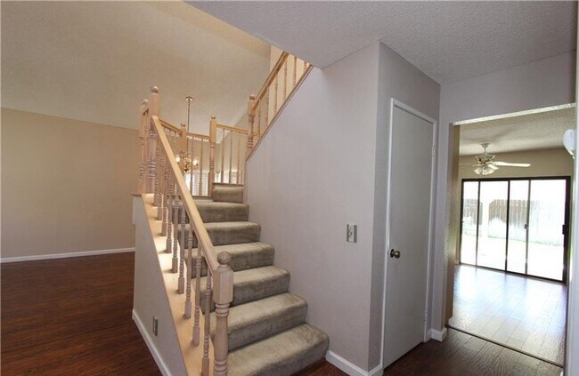 Building Photo - Gorgeous & Open Floor Plan House 4.Bed+3.Bath with Solar System AVAILABLE
