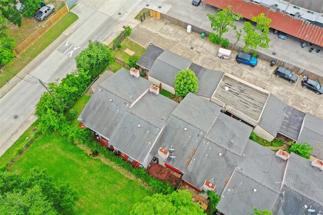 Building Photo - 1841 Sherwood Forest St
