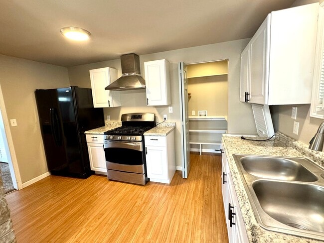 Building Photo - Spacious 4-Bed, 2-Bath Duplex – Utilities ...