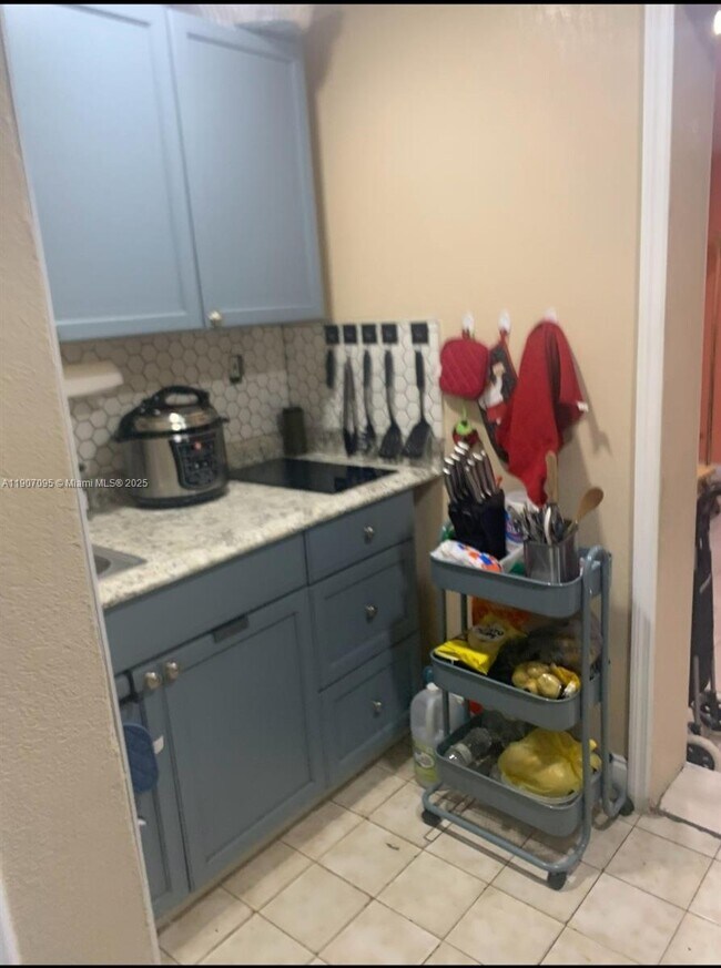 Building Photo - 570 W 46th Pl