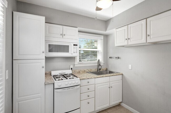 Building Photo - Chic French-ish Town-Cottage