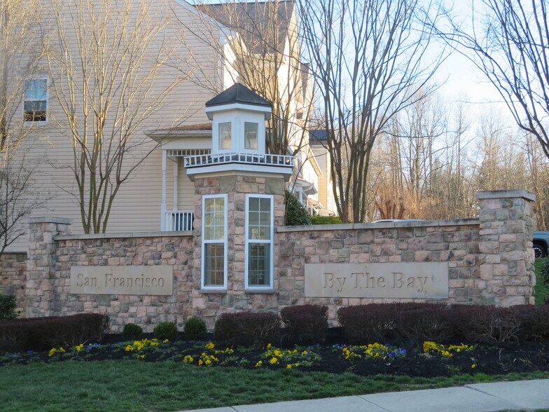 Building Photo - 3700 Bedford Dr