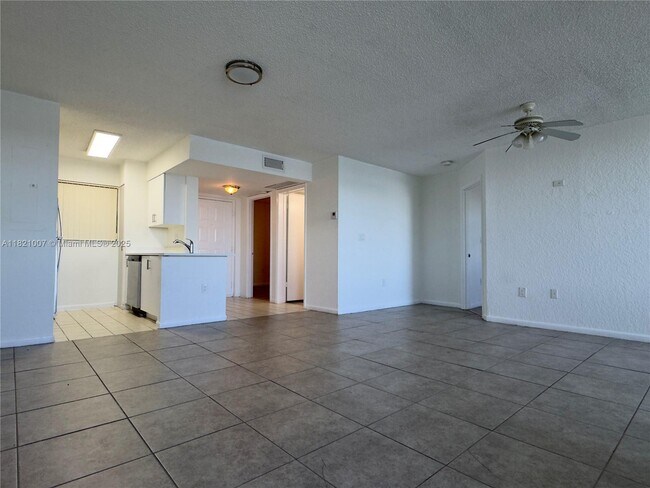 Building Photo - 2831 N Oakland Forest Dr