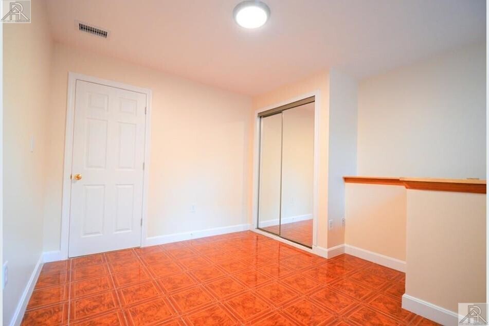 Building Photo - 73 Thatcher St