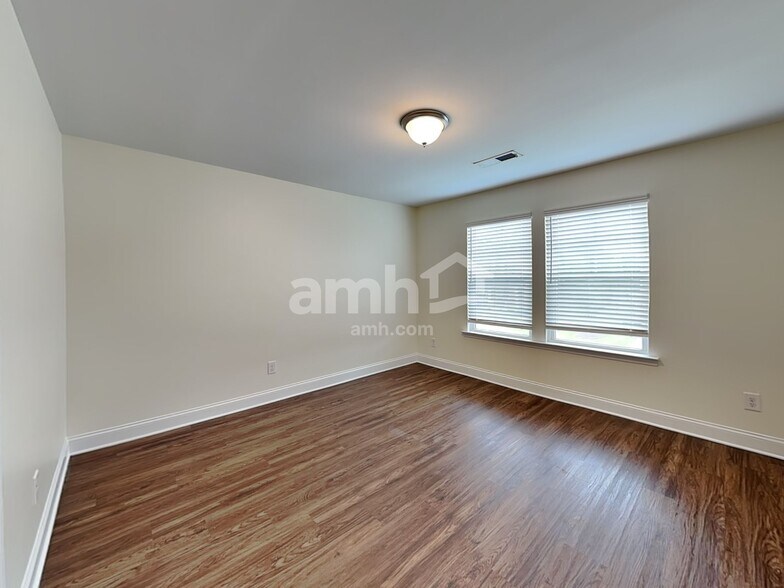 Building Photo - 241 Lake Vista Dr