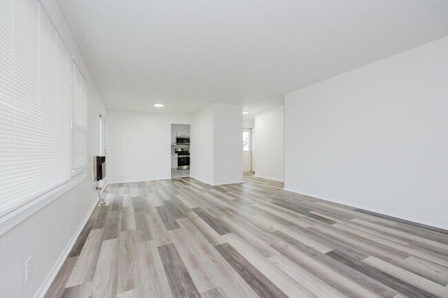 Building Photo - 2825 Hinde Ave