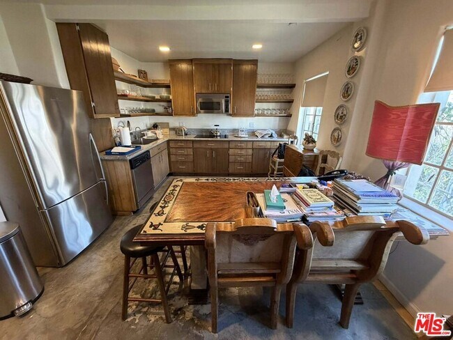 Building Photo - 2252 W Washington Blvd