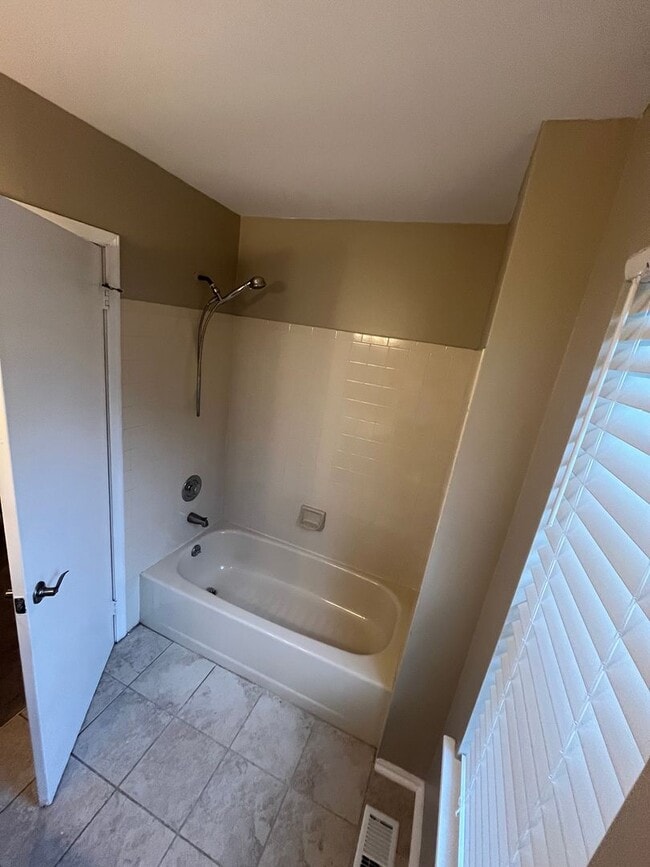 Building Photo - 3 Bd / 2.5 Bth Pennsbury School District Townhome