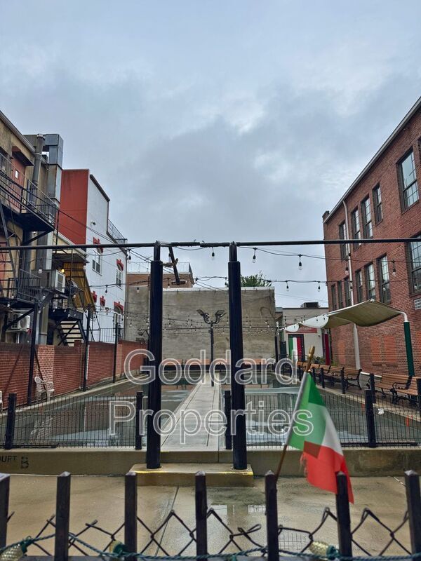 Building Photo - 907 Stiles St