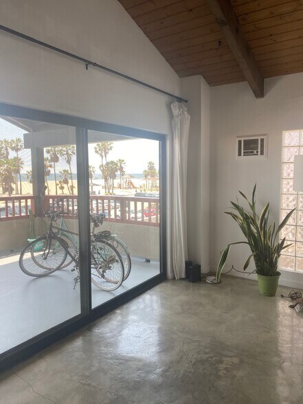 Building Photo - 313 Ocean Front Walk