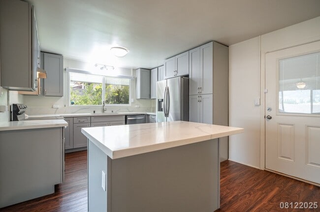 Building Photo - UPGRADED 4BR 2BA House in MANOA with SPLIT...
