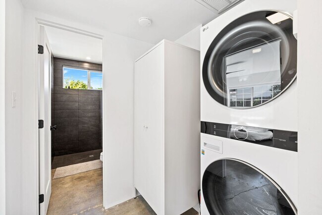Building Photo - El Retiro - Pool, Jacuzzi, and Private Yard