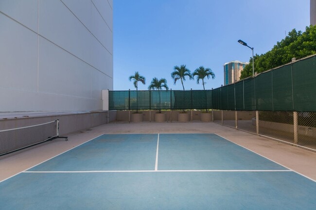 Building Photo - Canterbury Place - Fully renovated with hi...