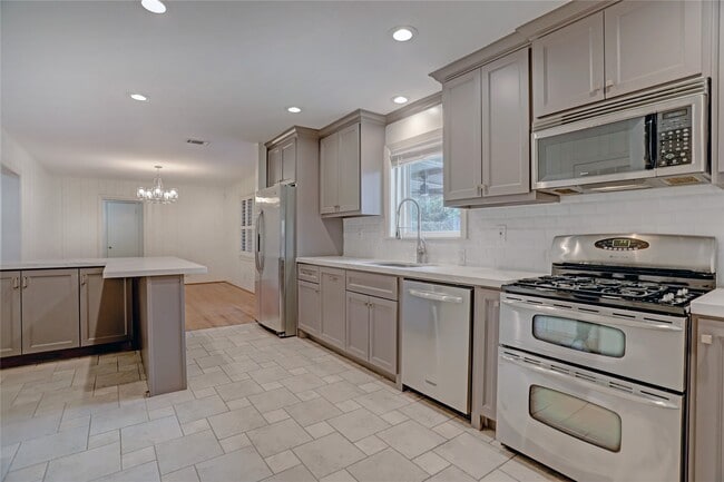 Building Photo - 9917 Cedardale Dr