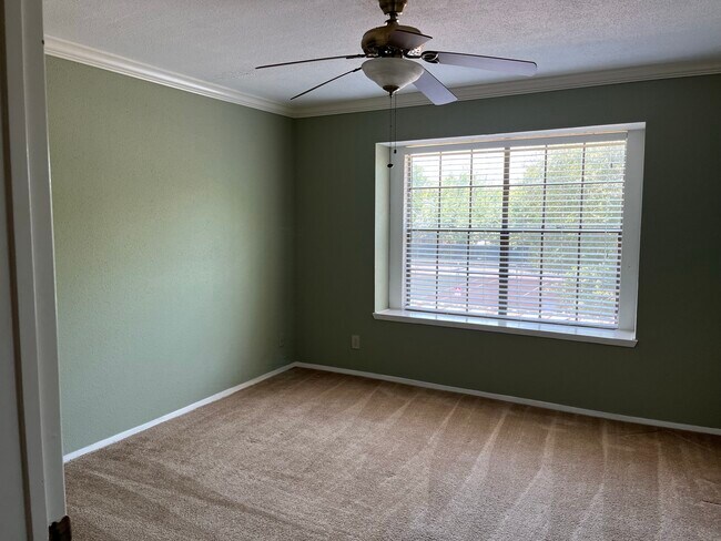 Building Photo - 4444 Victory Dr