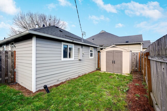 Building Photo - Cute 1 bedroom, 1 bathroom home near downt...