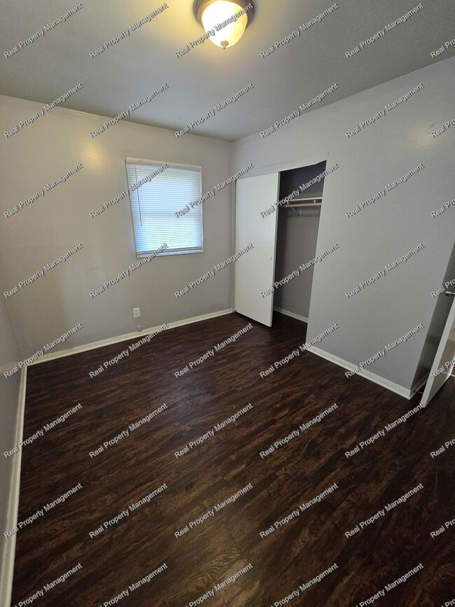 Building Photo - Updated Hobart Ranch