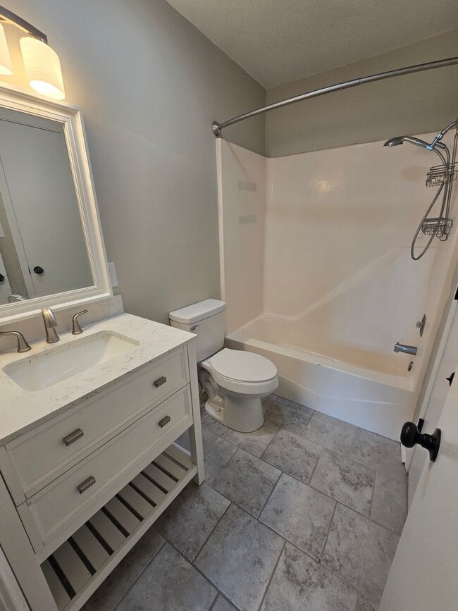 Building Photo - 722 Pear Tree Cir