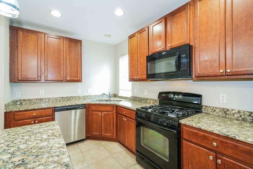 Building Photo - 16014 Loneoak View Dr