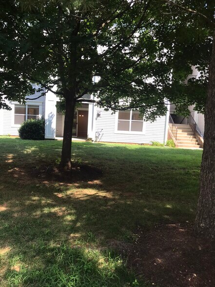 Building Photo - 10018 Vanderbilt Cir