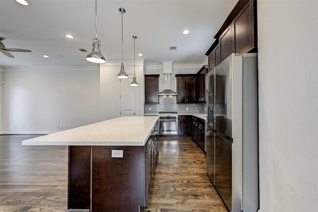 Building Photo - 744 W 24th St