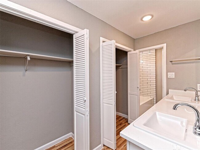 Building Photo - 4004 Jaffna Cove