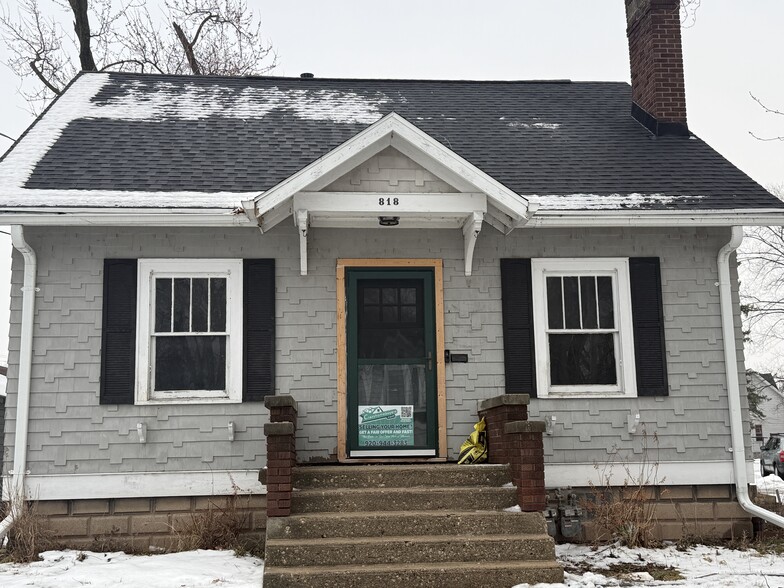 Building Photo - 818 N Van Buren St