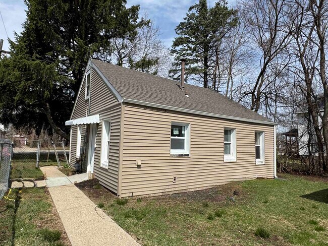 Building Photo - 2824 School St