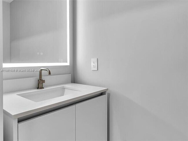 Building Photo - 700 NE 24th St