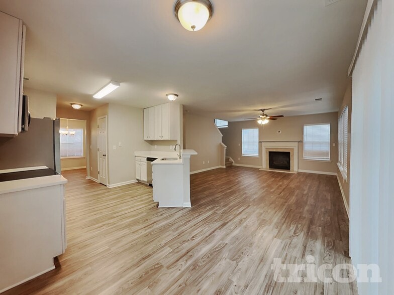 Building Photo - 2120 Clear Brook Dr