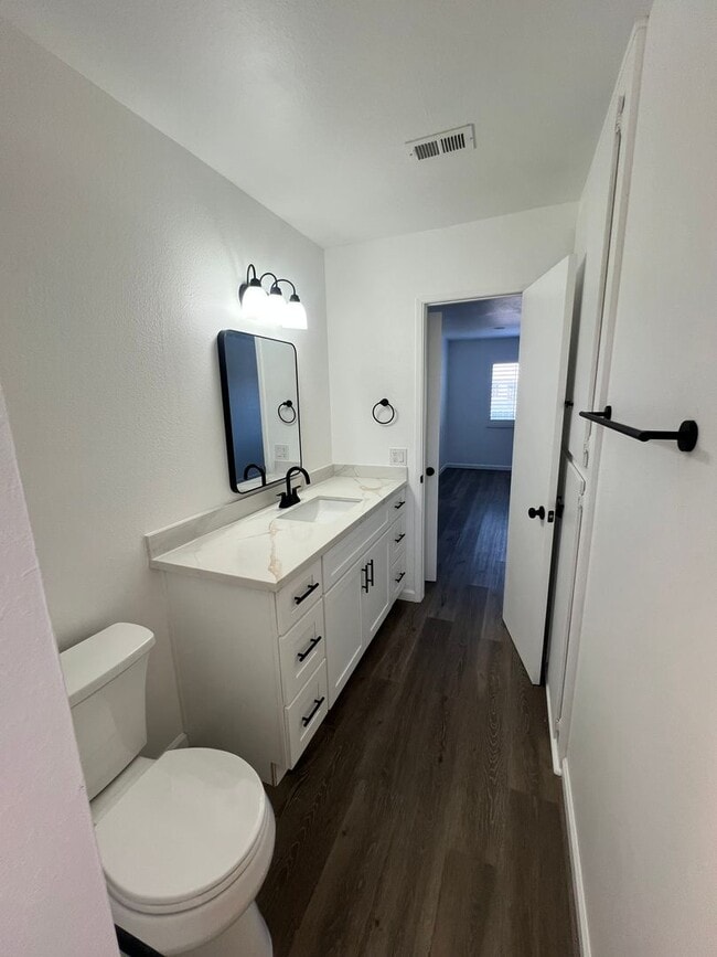 Building Photo - Oxnard - Four bedroom, two bathroom, singl...