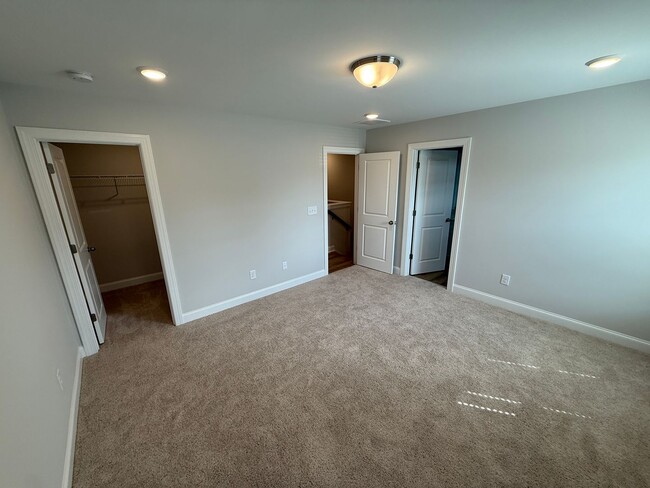 Building Photo - Brand New Townhome in Hickory Ridge School...
