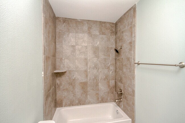 Building Photo - Charming Duplex 1/1 Duplex With Storage!