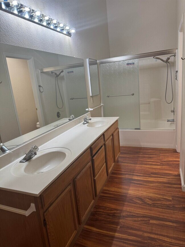 Building Photo - 5325 Avante Ln
