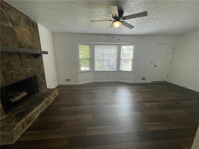 Building Photo - 290 Carmon Dr