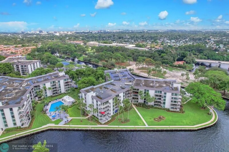 Building Photo - 900 River Reach Dr