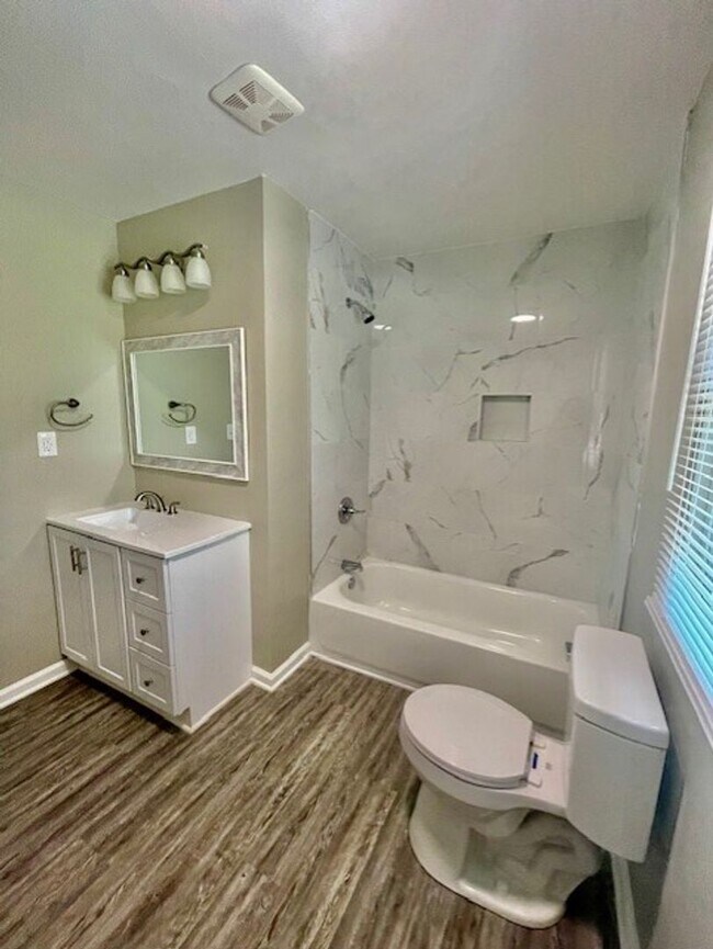 Building Photo - Spacious 5 Bedroom 2 Bath. This Home is Located in the Smallwood Community.