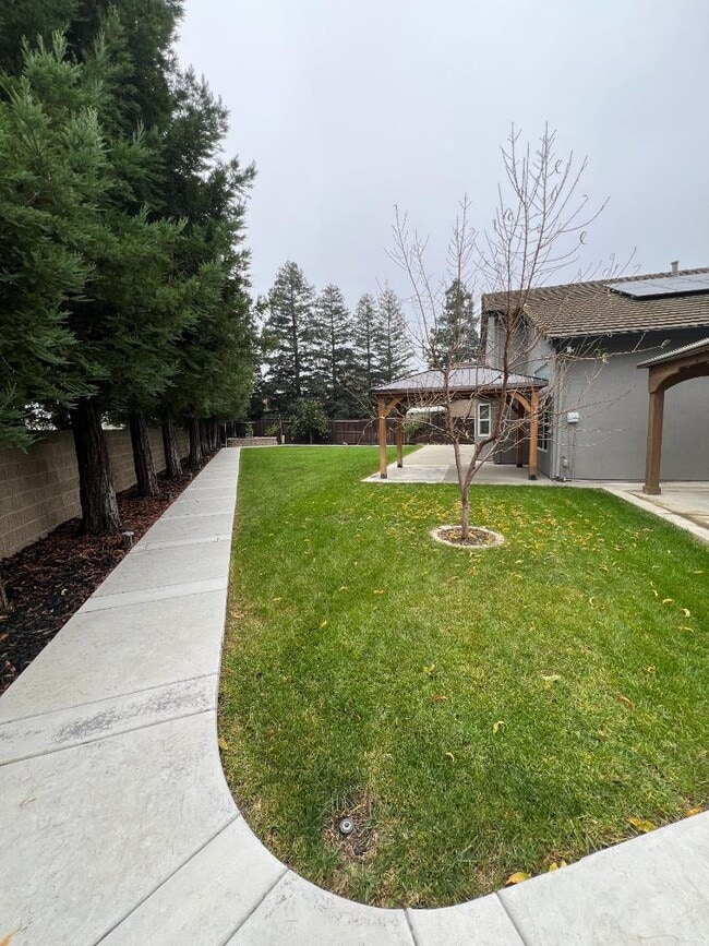 Building Photo - 827 Notre Dame Dr