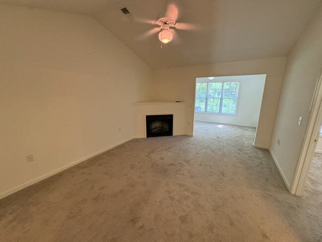 Building Photo - Move In READY! 2 bed 2 Bath with Garage! C...