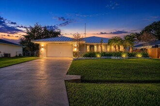 Building Photo - 651 SE Degan Dr