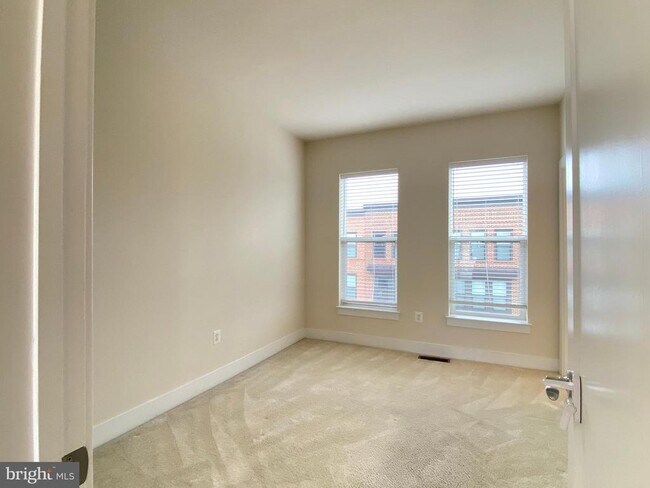 Building Photo - 924 King Farm Blvd