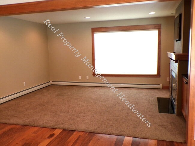 Building Photo - 5 Bedroom 2-1/2 Bath House for Rent