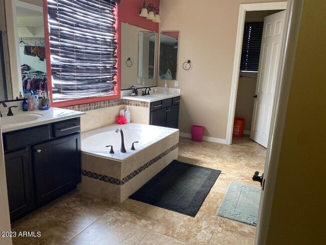 Building Photo - 2757 E Powell Way