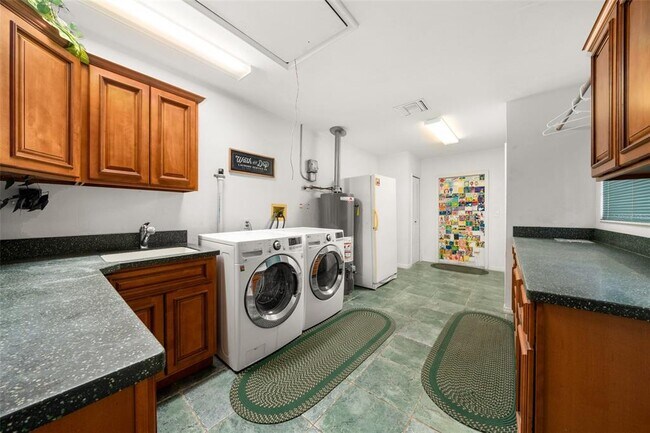 Building Photo - 2551 Lakeview Dr